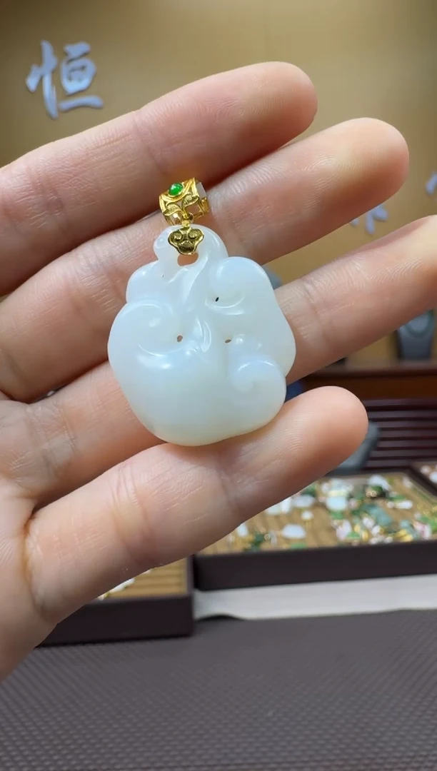 和田玉18K金镶嵌颈饰挂件