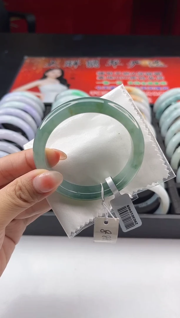 翡翠手镯未镶嵌翡翠1