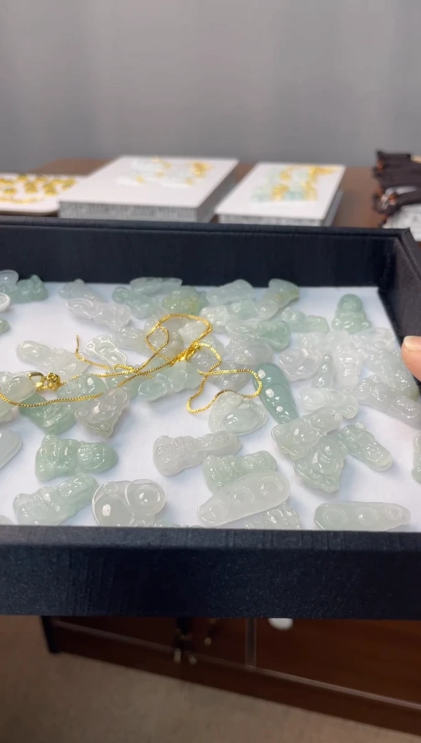 翡翠未镶嵌吊坠(赠链)宝宝佛多样性发其一