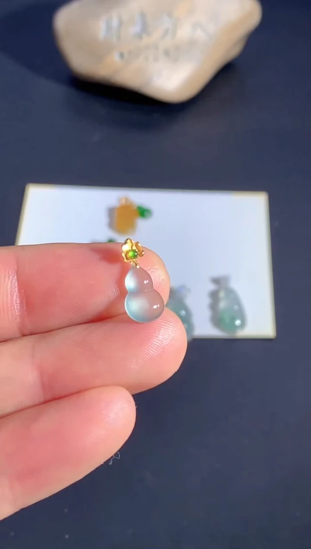 颈饰18K金镶嵌翡翠