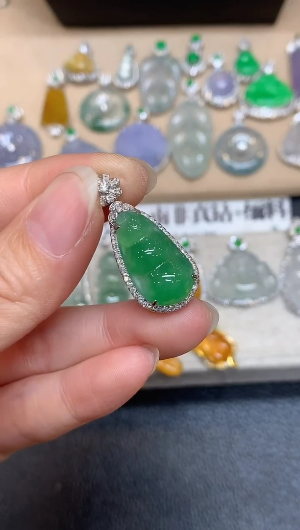 颈饰18K金镶嵌翡翠福豆【无服务费