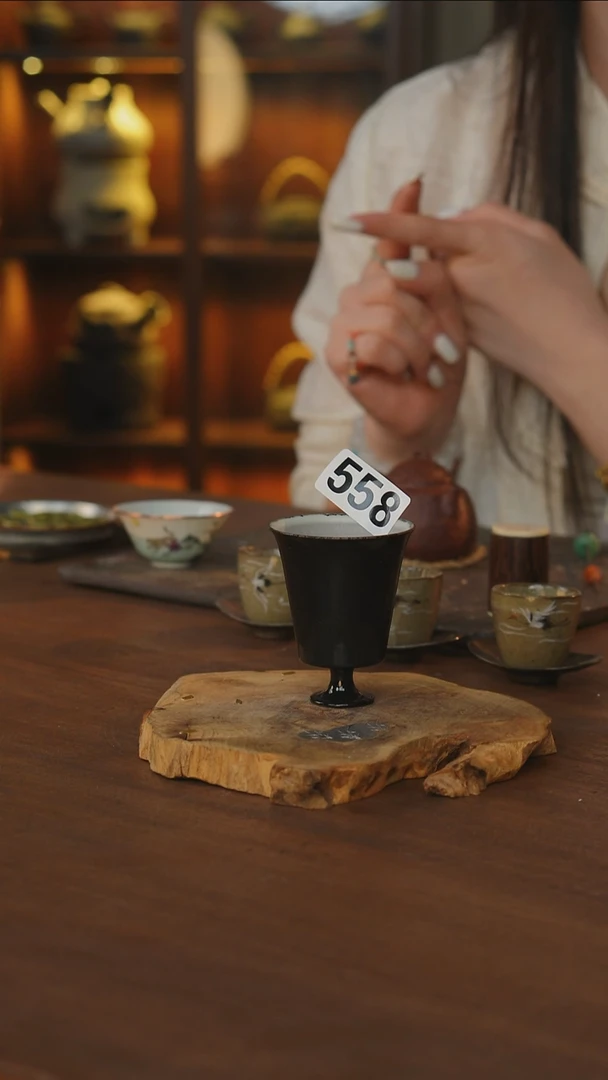 黑釉高脚杯...558