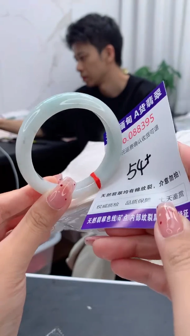 未镶嵌手镯翡翠有纹，完美者勿拍