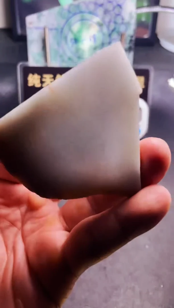 颈饰未镶嵌翡翠?翡翠