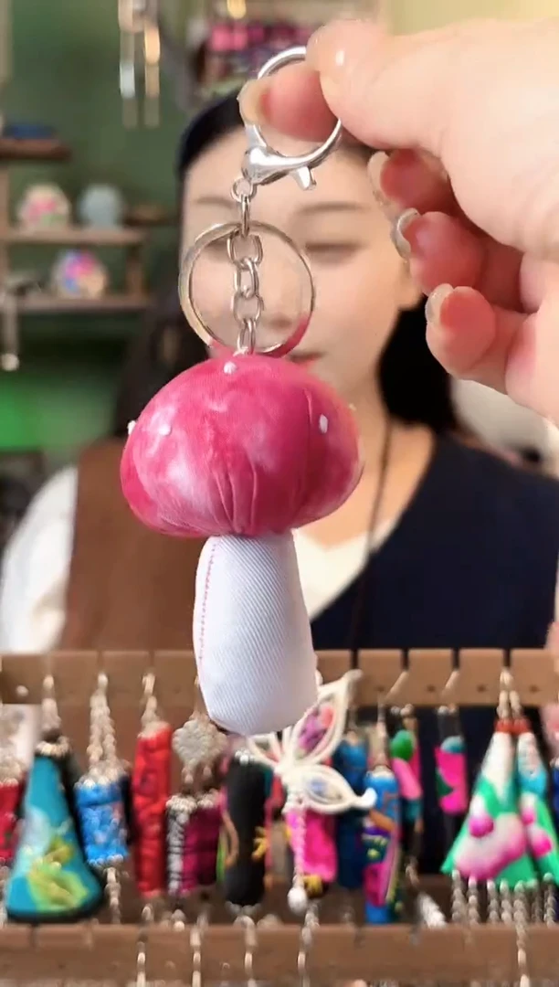 彩云南阁非遗老绣饰品644*