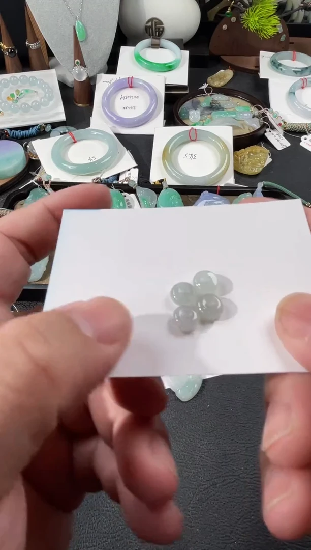 【闪购商品】翡翠颈饰未镶嵌有纹裂