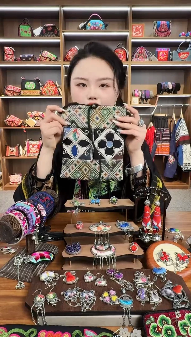 【闪购商品】织绣A13蒙阿苏苗绣传承