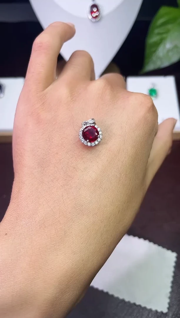 合金颈饰合成钻石红宝吊坠