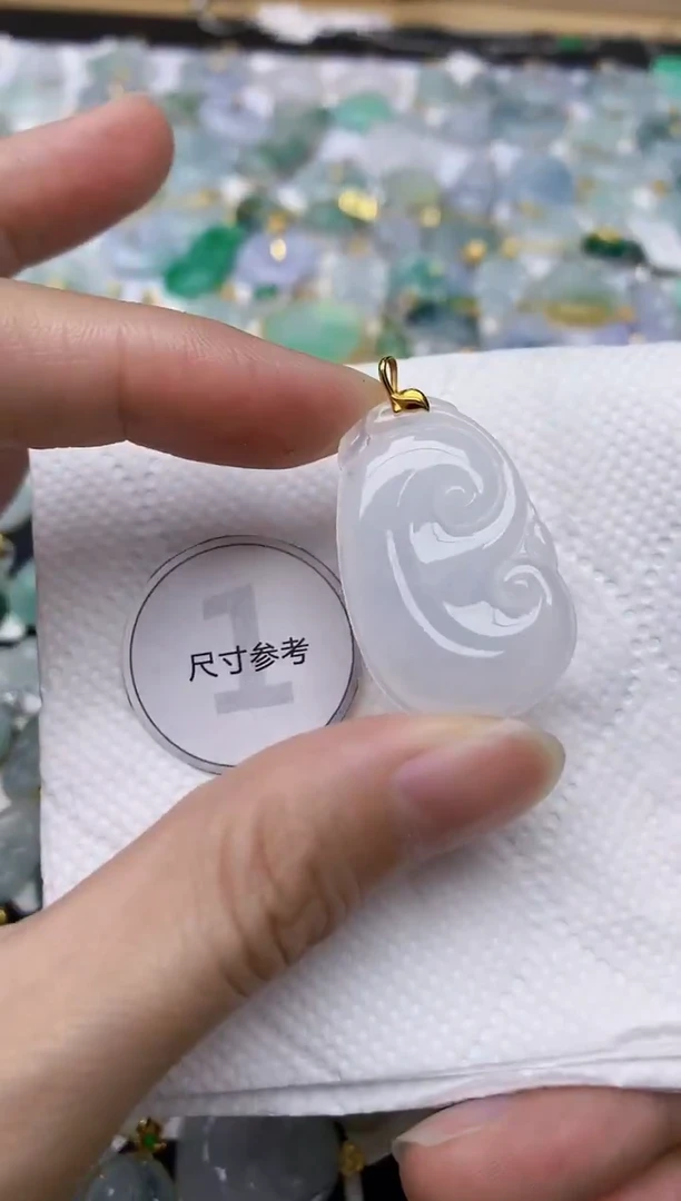 颈饰18K金镶嵌翡翠天然A货翡翠