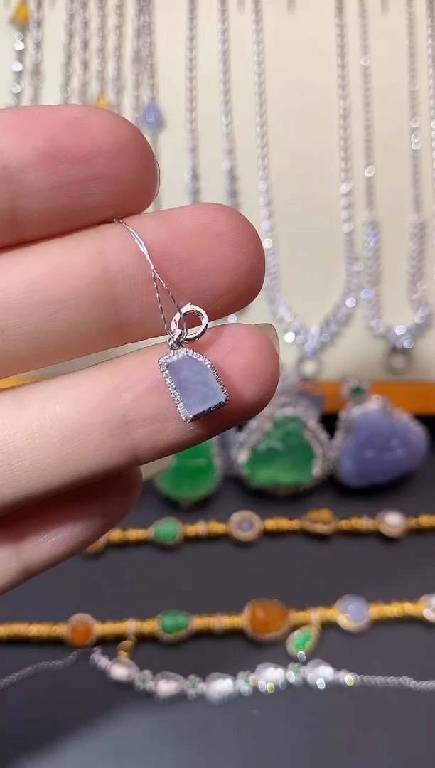 颈饰18K金镶嵌翡翠吊坠