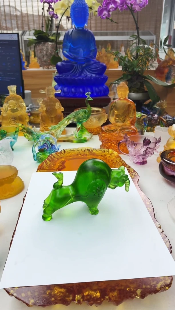 手工艺品琉璃绿色拓荒牛摆件14*9公分冰冻烧