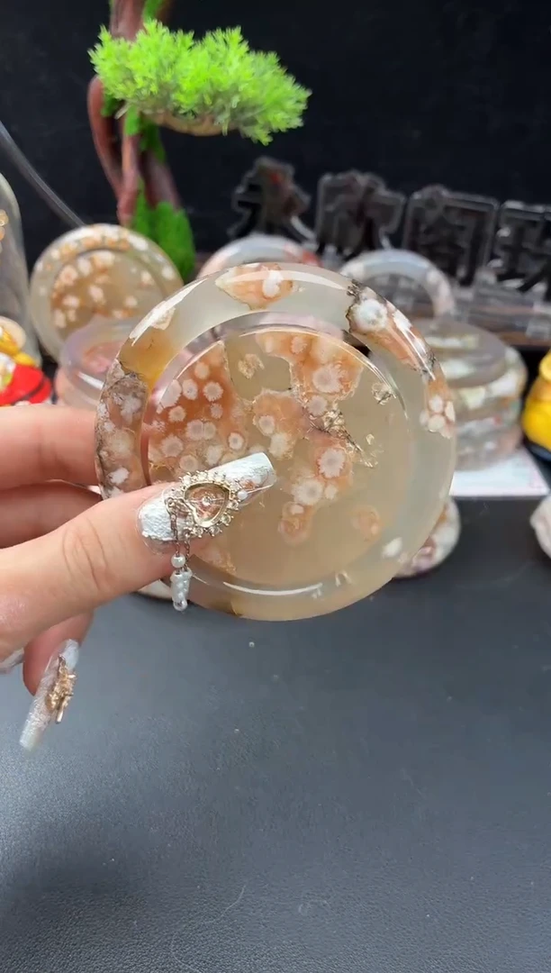 未镶嵌手镯（圆镯）石英质玉58