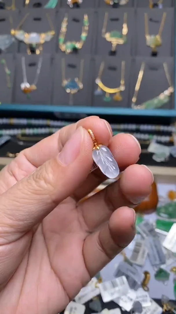 颈饰18K金镶嵌翡翠净货36857