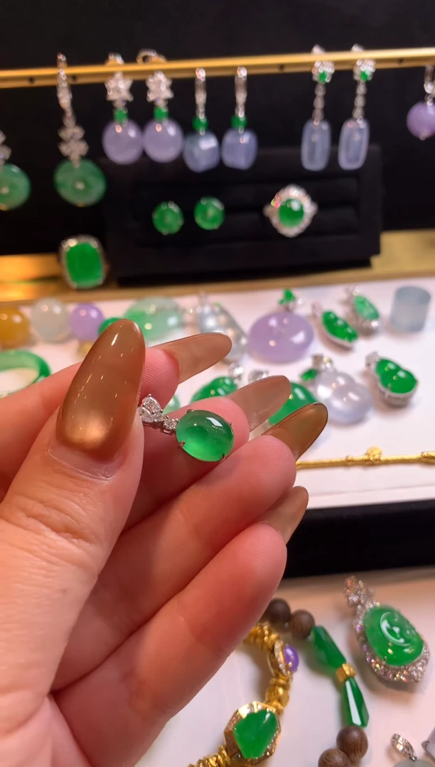 颈饰18K金镶嵌翡翠蛋面滴酒