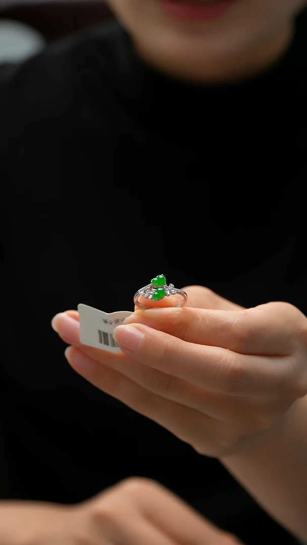 18K金镶嵌戒指翡翠葫芦