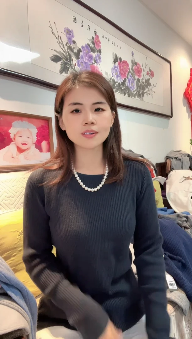 铁灰色坑条羊绒衫
