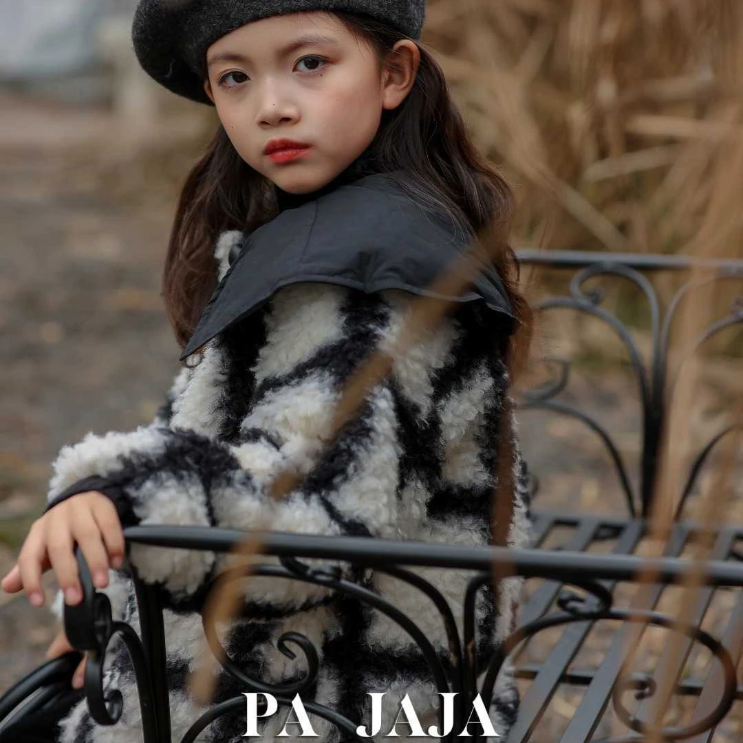 木瓜汁93150冬款中大童女童黑白格公主风柔软保暖小香风毛绒外套