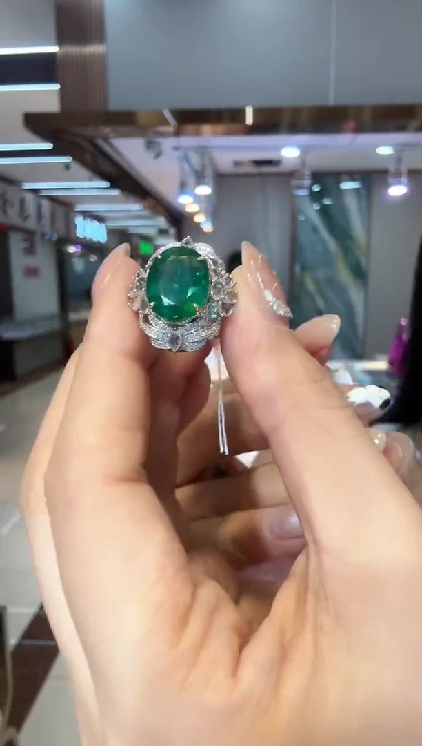 18K金镶嵌戒指祖母绿6.00ct