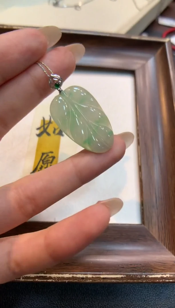 颈饰18K金镶嵌翡翠叶子