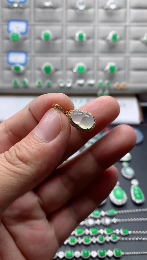 颈饰18K金镶嵌翡翠18K翡翠伴钻