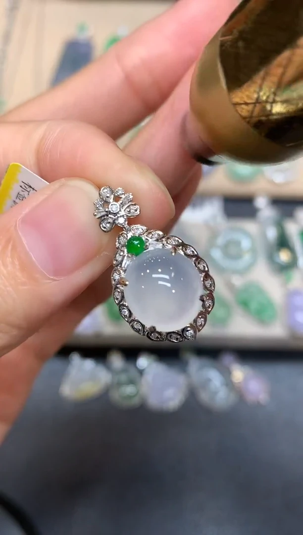 颈饰18K金镶嵌翡翠蛋面【无服务费