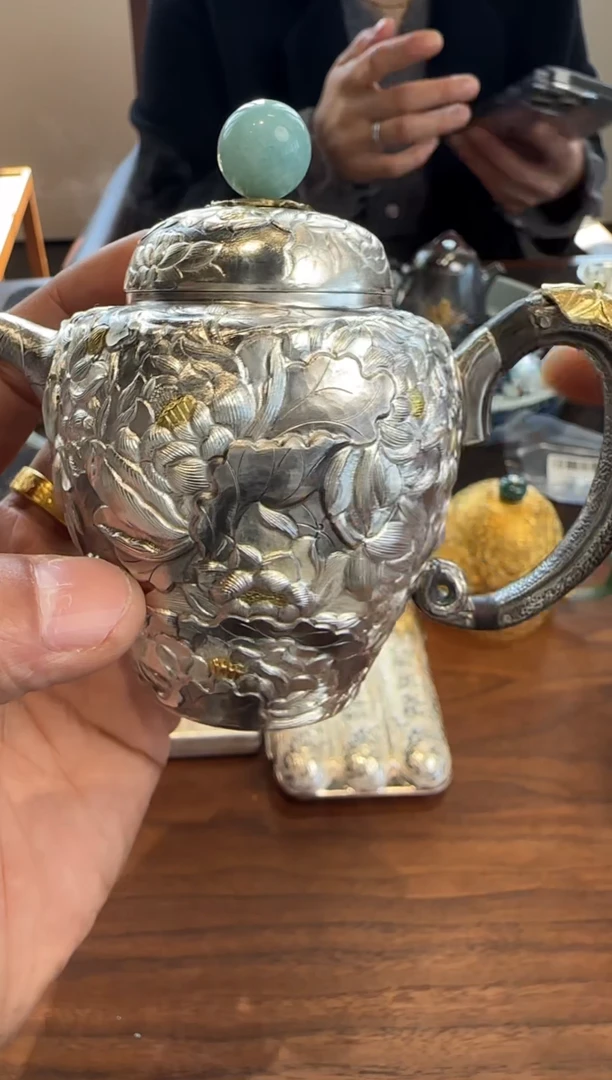 寸发标手作錾刻满雕嵌金万荷美人肩壶