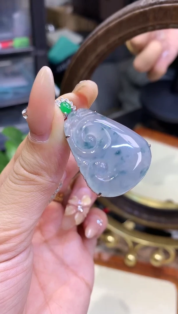 18K金镶嵌挂件翡翠如意