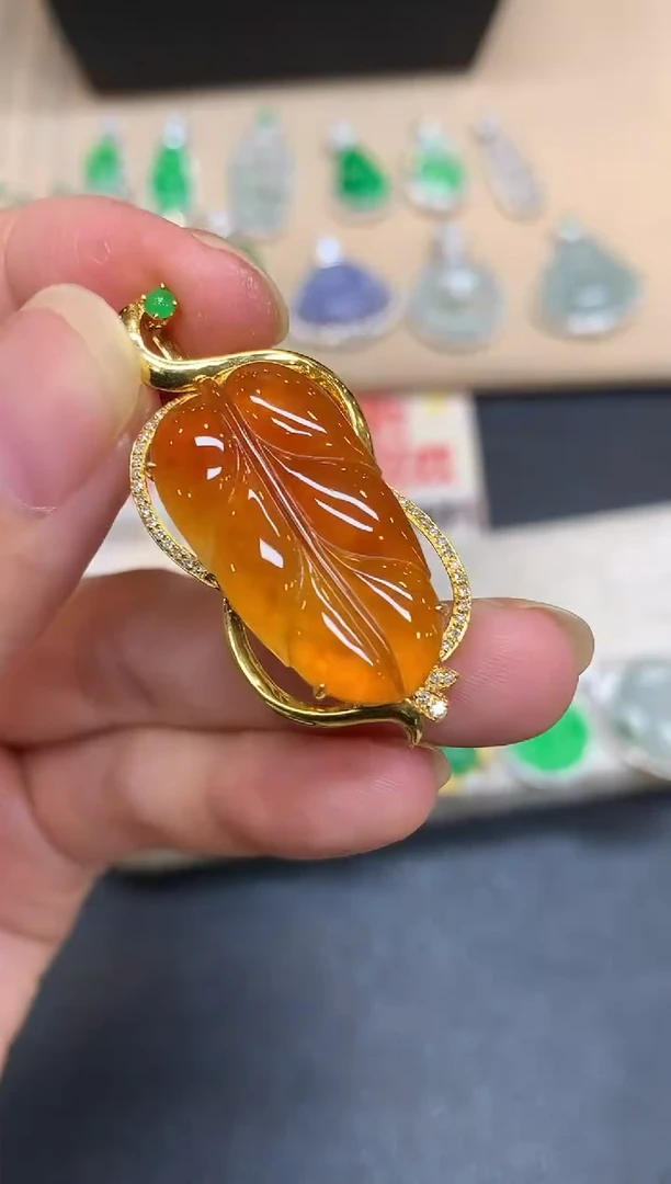 颈饰18K金镶嵌翡翠树叶【无服务费