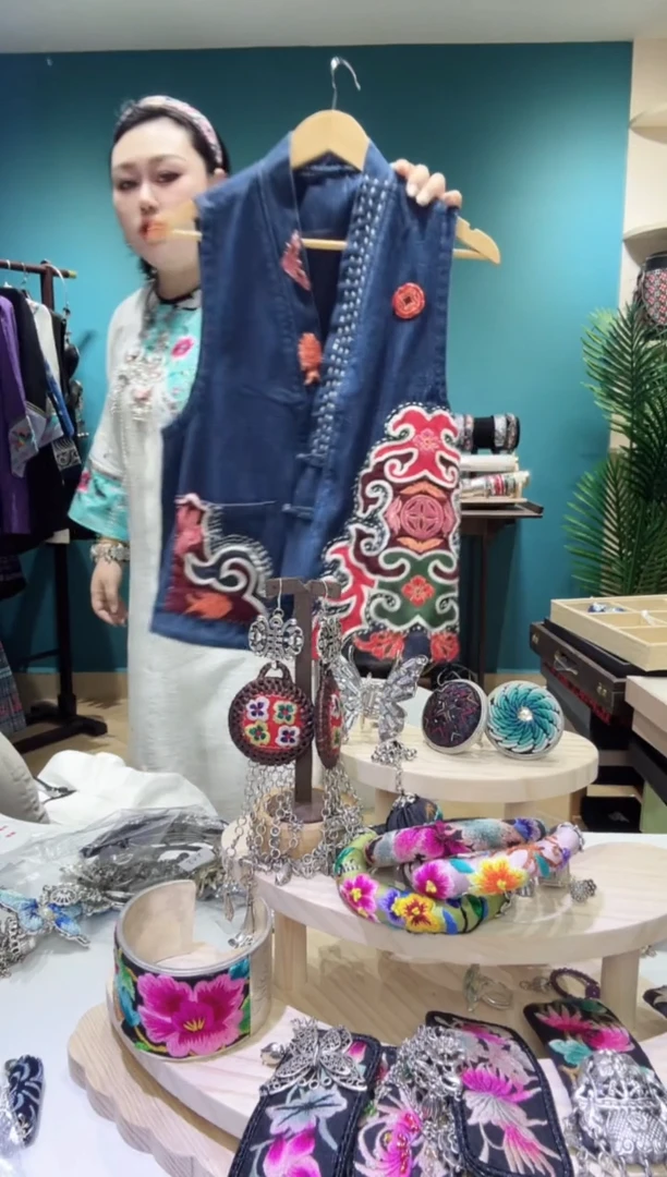 刺绣纯手工苗绣非遗马甲