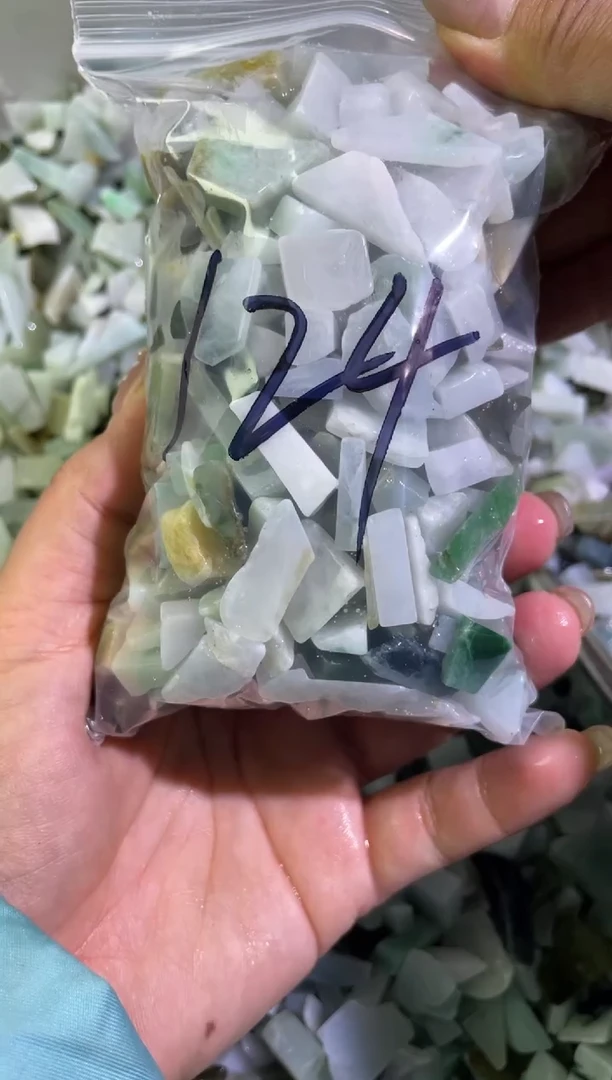 【闪购商品】翡翠颈饰未镶嵌天然翡翠小号500克124