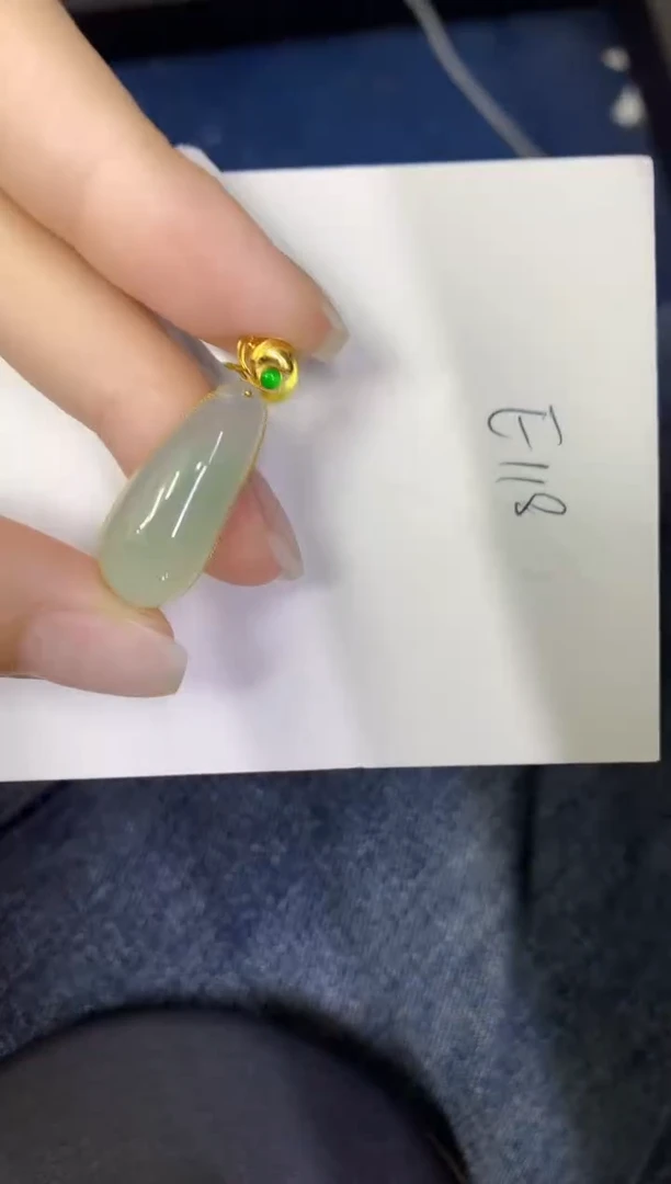 翡翠18K金镶嵌颈饰缅甸天然翡翠A货