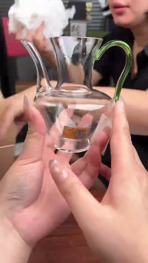 禾器悄然湖绿色