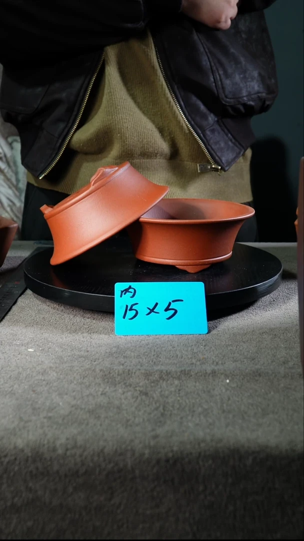 A宜兴紫砂小花盆