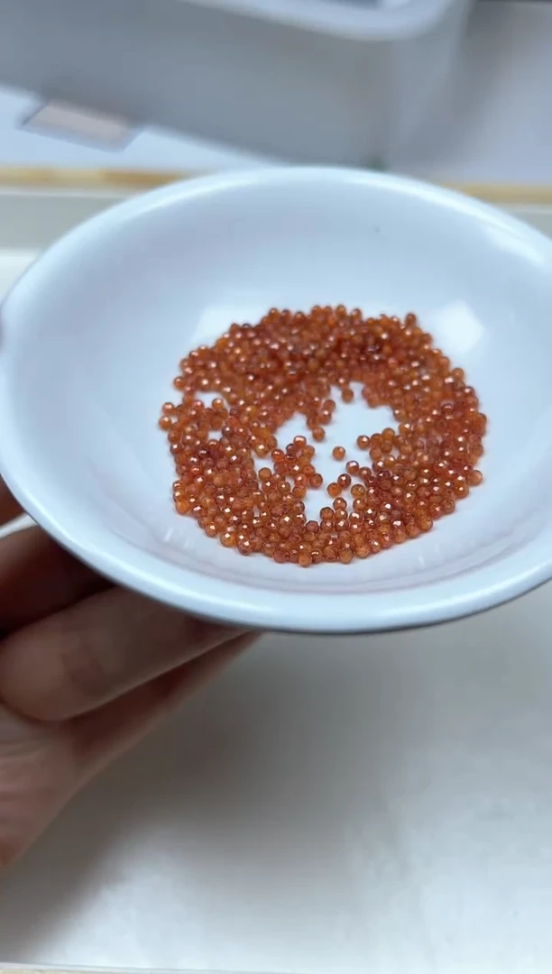 散珠天然锆石未镶嵌M626 红锆石切面2mm100个9.9元