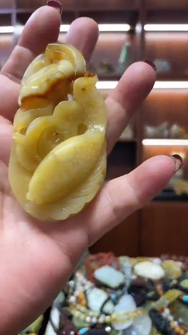 未镶嵌蛇纹石玉吊坠