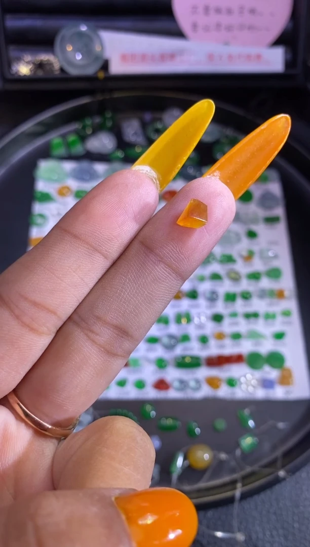 未镶嵌挂件翡翠切割