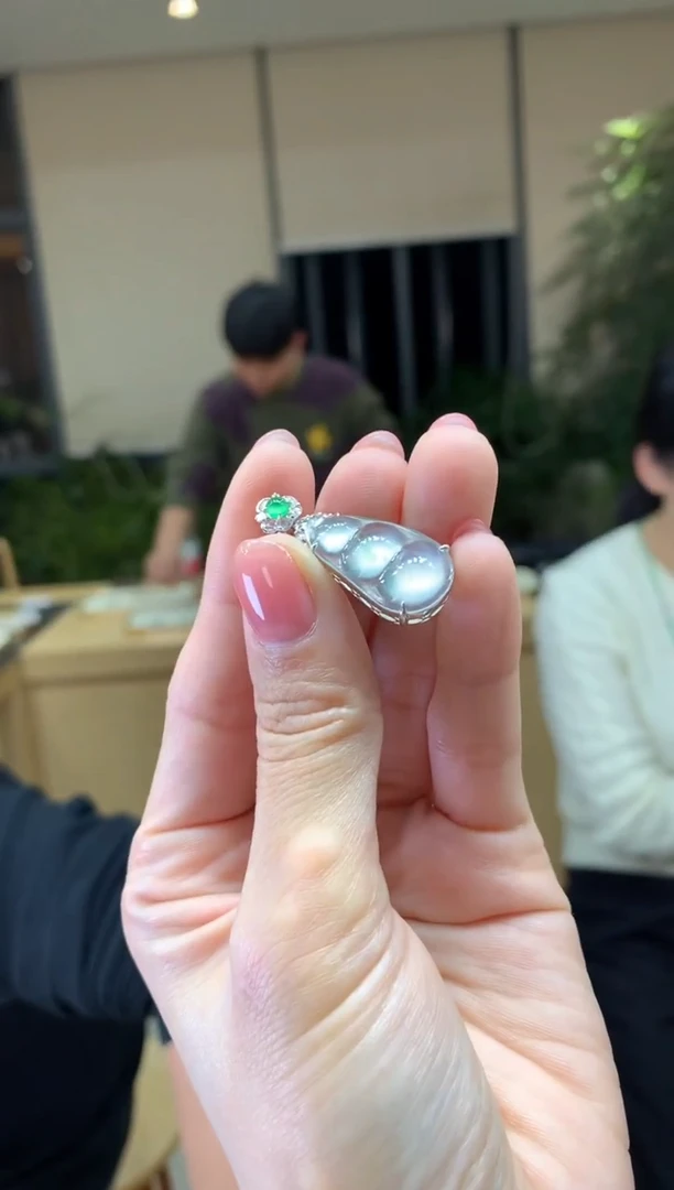 颈饰18K金镶嵌翡翠|不退不换