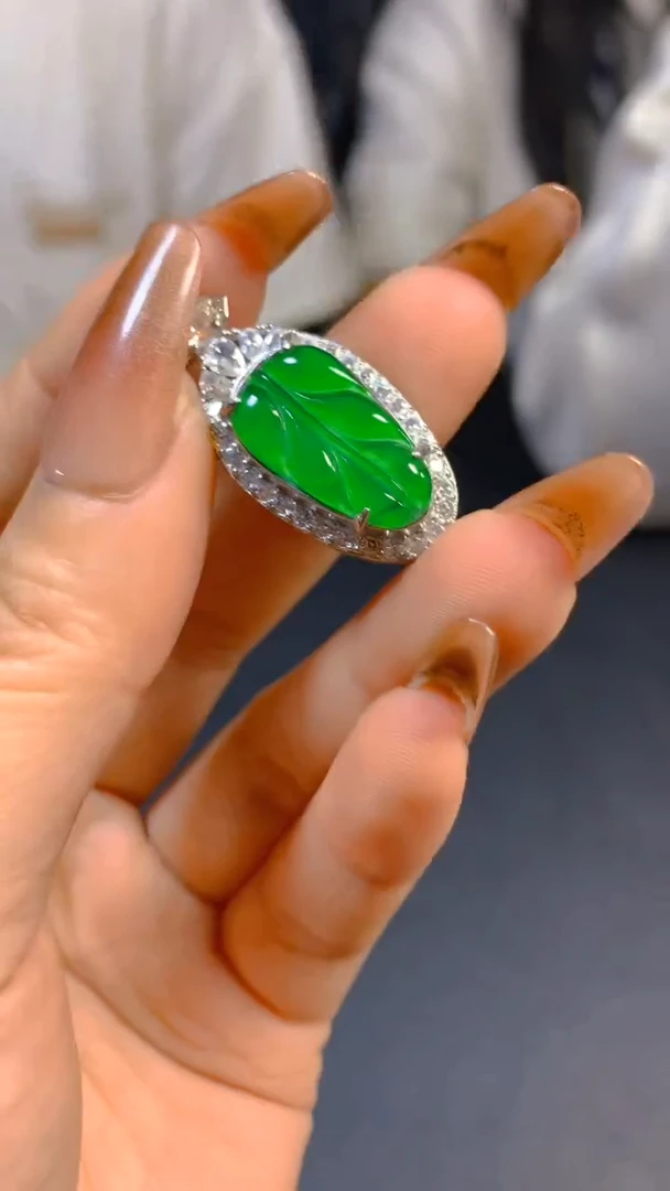 【闪购商品】翡翠吊坠(赠链)未镶嵌0766630106多样性发一