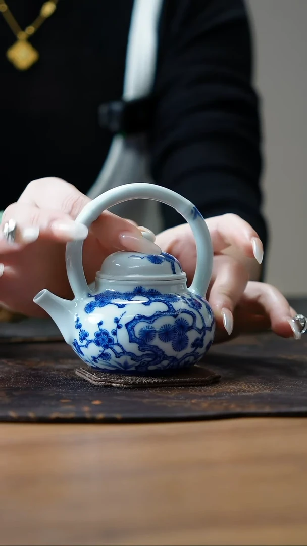 宁封窑青花松竹梅壶