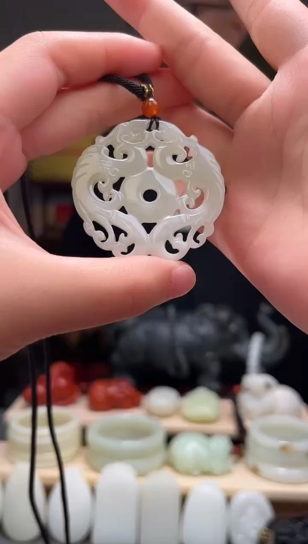 颈饰未镶嵌和田玉吊坠