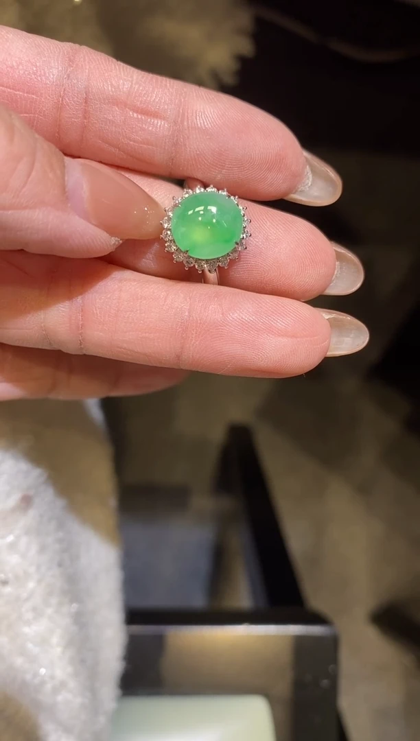 18K金镶嵌戒指翡翠戒指