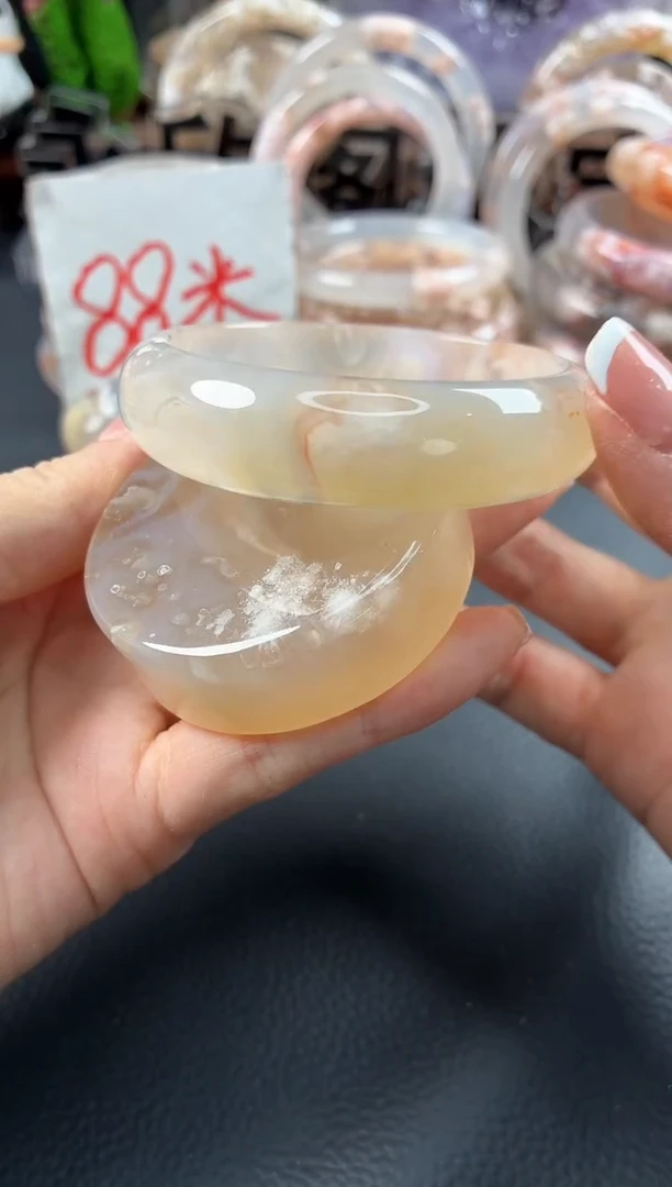 未镶嵌手镯（圆镯）石英质玉54