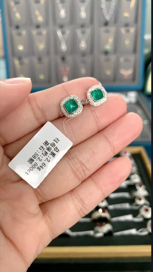 18K金镶嵌耳扣祖母绿2克拉