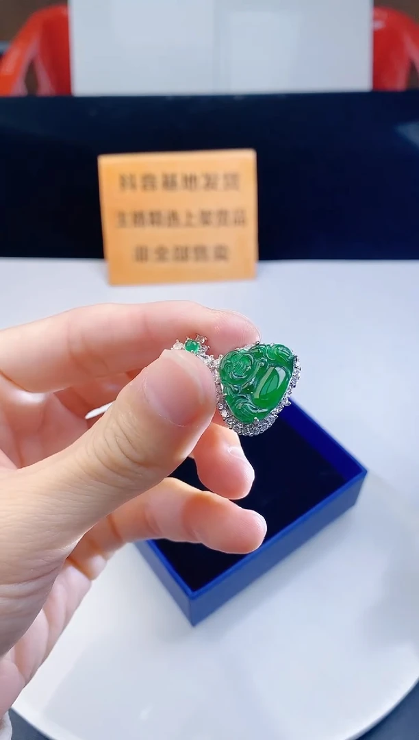 颈饰未镶嵌翡翠