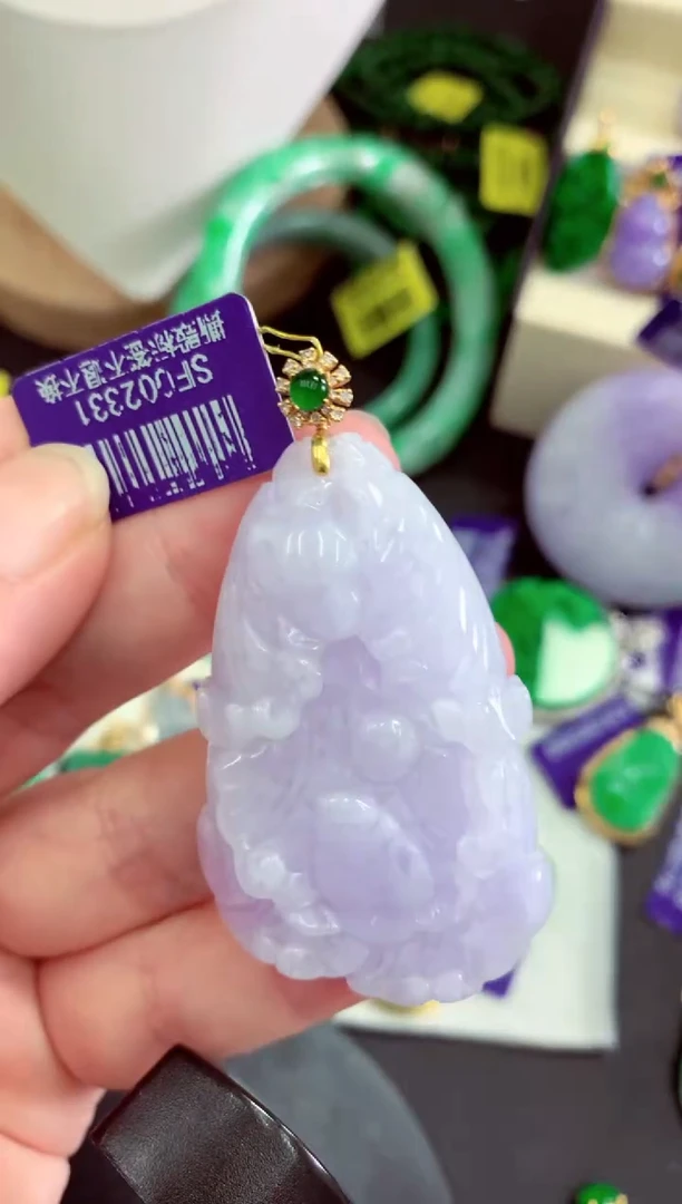 颈饰18K金镶嵌翡翠挂件