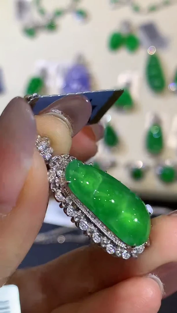 吊坠(不含链)18K金镶嵌翡翠多样性发其一