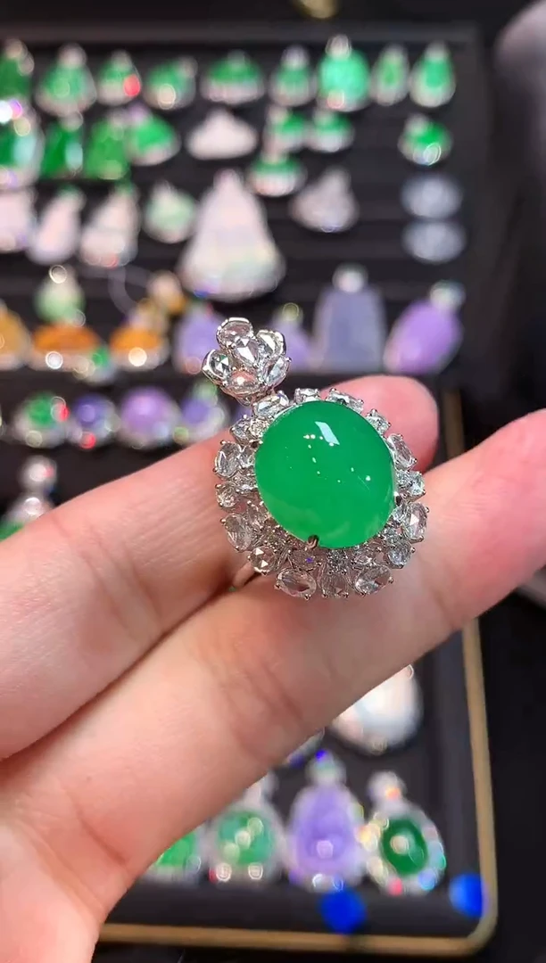 18K金镶嵌戒指翡翠满冰满绿鸽子蛋戒指吊坠两用