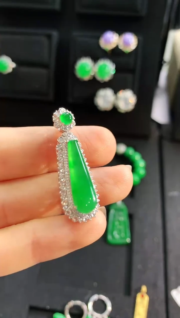 【闪购商品】翡翠吊坠(不含链)18K金镶嵌吊坠