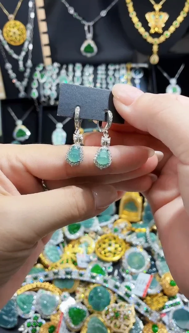 翡翠未镶嵌吊坠(赠链)天然翡翠a货 多样性发其一