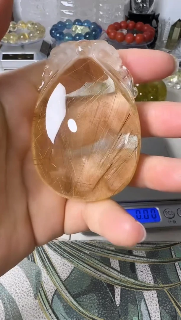 颈饰未镶嵌水晶矿坑